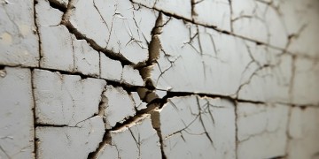 主体墙开裂问题该由物业负责吗？